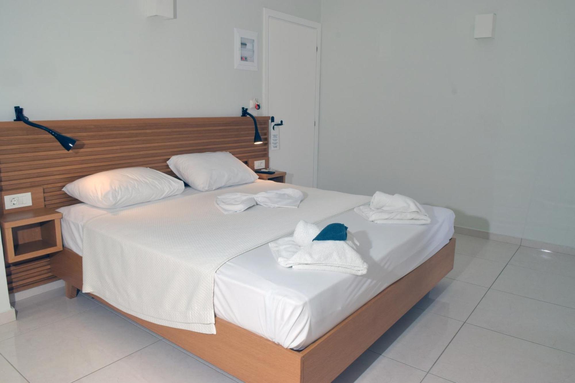 Mithos Premium Rooms Agia Marina  ภายนอก รูปภาพ