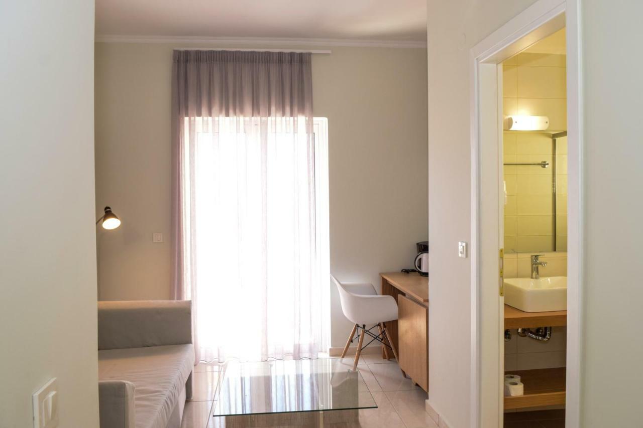 Mithos Premium Rooms Agia Marina  ภายนอก รูปภาพ